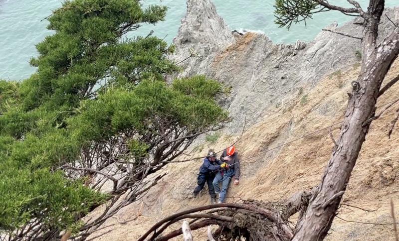 Tourists go over SF cliff trying to retrieve a lost cell phone