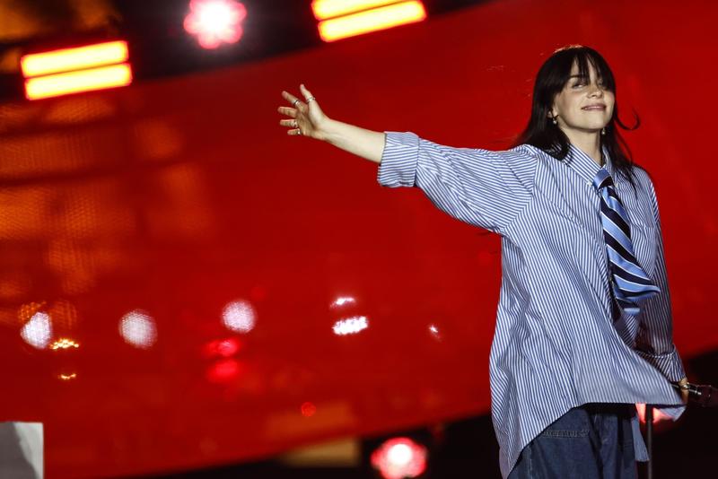 Billie Eilish travolge e commuove l'Unipol Arena