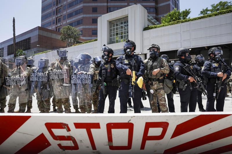 Manifestazioni a Los Angeles, Trump invia l’esercito: “Libererò la città dall’invasione dei migranti”