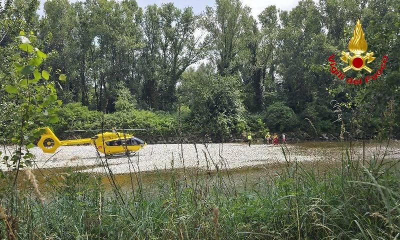 L’acqua si alza e li blocca su un isolotto: famiglia salvata nell’Oglio. Evitata una tragedia come quella del Natisone
