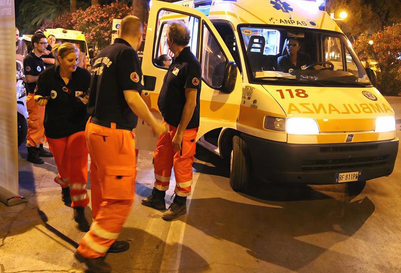Colpita con un vaso in mezzo alla strada: si cerca l'aggressore
