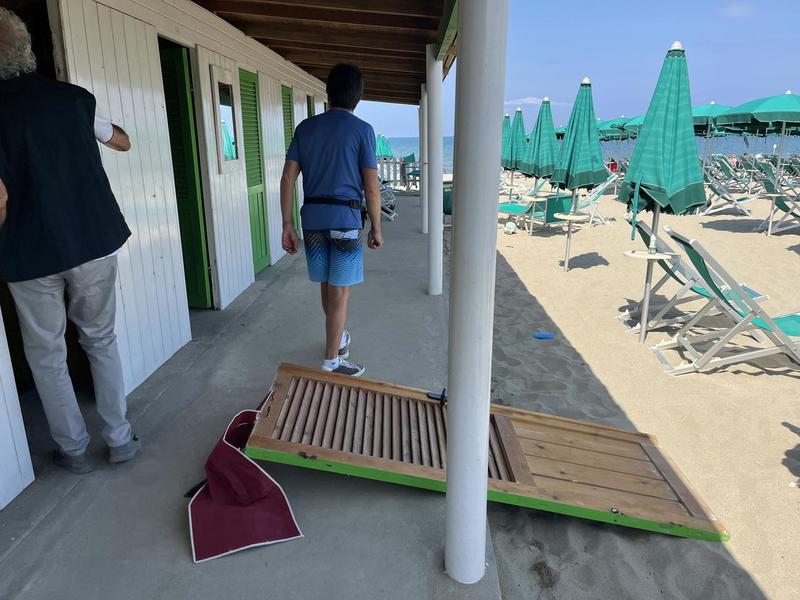 Tirrenia, la furia dei vandali in tre stabilimenti balneari: le indagini per risalire agli autori – Video