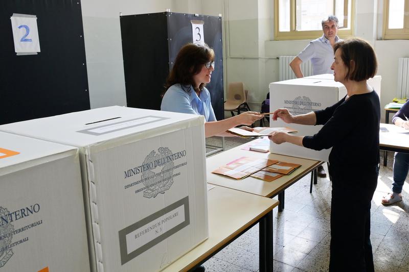 Referendum, seggi aperti fino alle 15. Ieri alle 23 affluenza del 22% degli elettori /