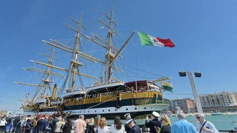 L’Amerigo Vespucci a Livorno, entusiasmo in città e impatto positivo per molte attività
