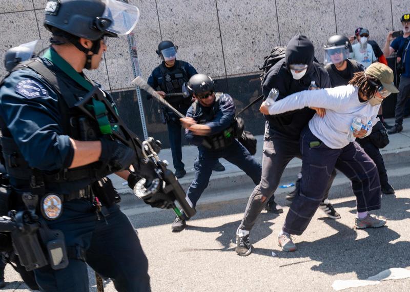 Guerriglia urbana a Los Angeles, la polizia spara ai manifestanti. Trump: “Fate entrare le truppe”. Governatore: “Vuole il caos, non cadete nella trappola”