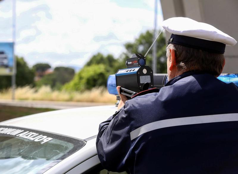 Fotografa e insulta i vigili con l’autovelox poi scappa in contromano: denunciato