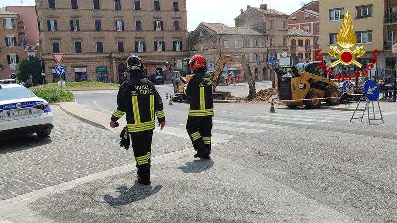 Allarme fuga di gas: tubo di metano rotto duranti gli scavi, traffico deviato