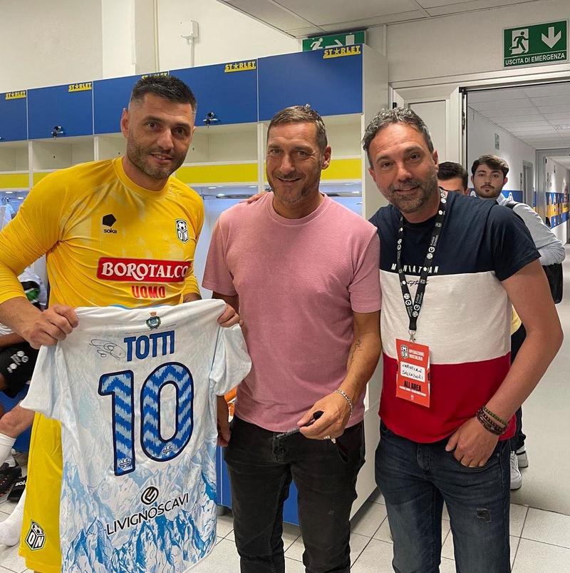 Francesco Totti indossa la maglia numero 10 della Nuova Sondrio Calcio