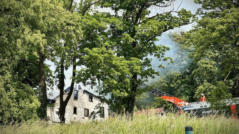 Ehemalige Gaststätte brennt in Erfurt – Rauchsäule von weitem zu sehen (mit Video)