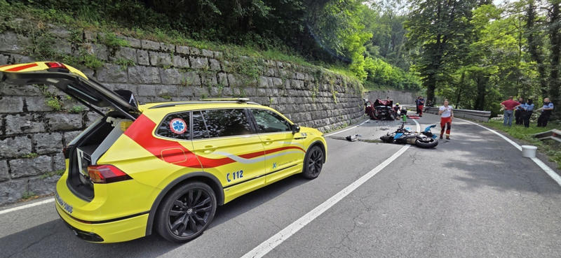 (FOTO) Motorista, ki je čelno trčil v avto, s helikopterjem odpeljali v bolnišnico