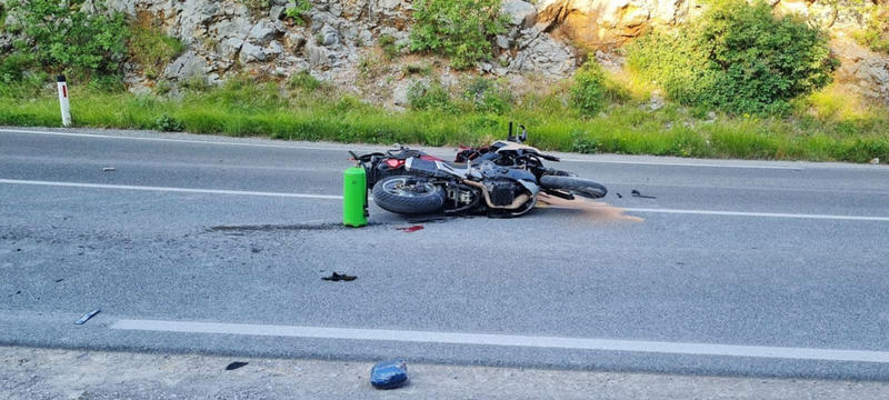 (FOTO) Huje poškodovan motorist, ki je trčil v reševalno vozilo