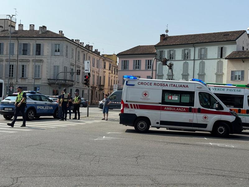 Pavia, scontro fra tre auto in piazza Castello: coinvolta una volante della polizia