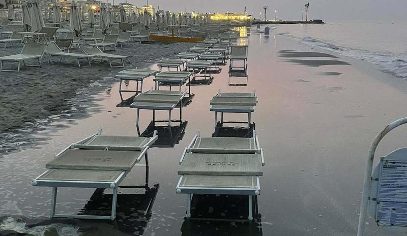 Effetto alta marea: lettini in acqua