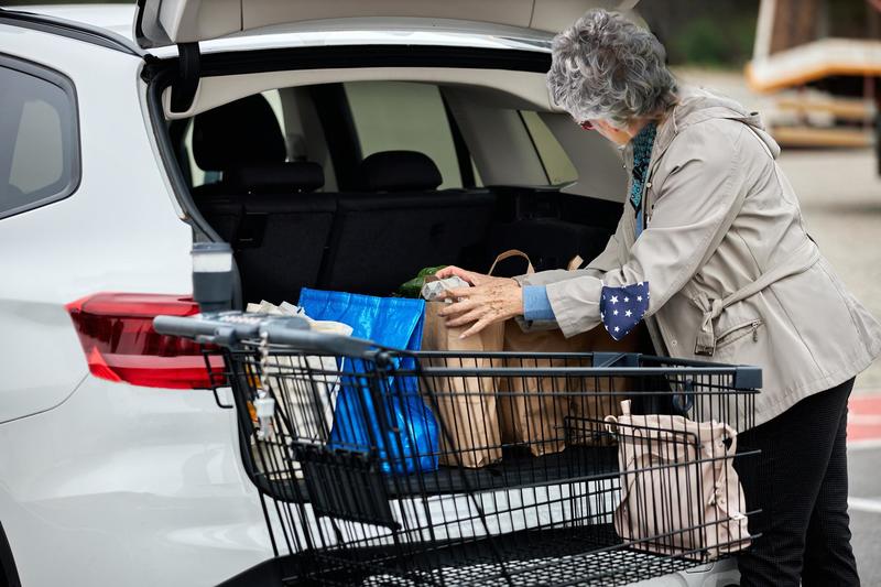 Anziana derubata nel parcheggio del supermercato: presa la banda dei ladri