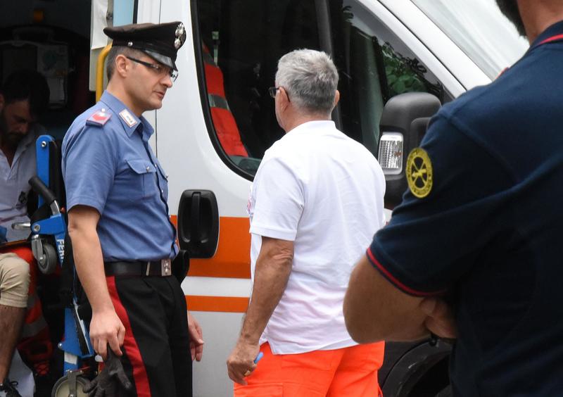 Si ribalta con il trattorino mentre taglia l’erba: morto