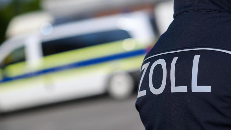 Mann will vor dem Zoll über 124.000 Euro Bargeld in einem Kühlschrank verstecken