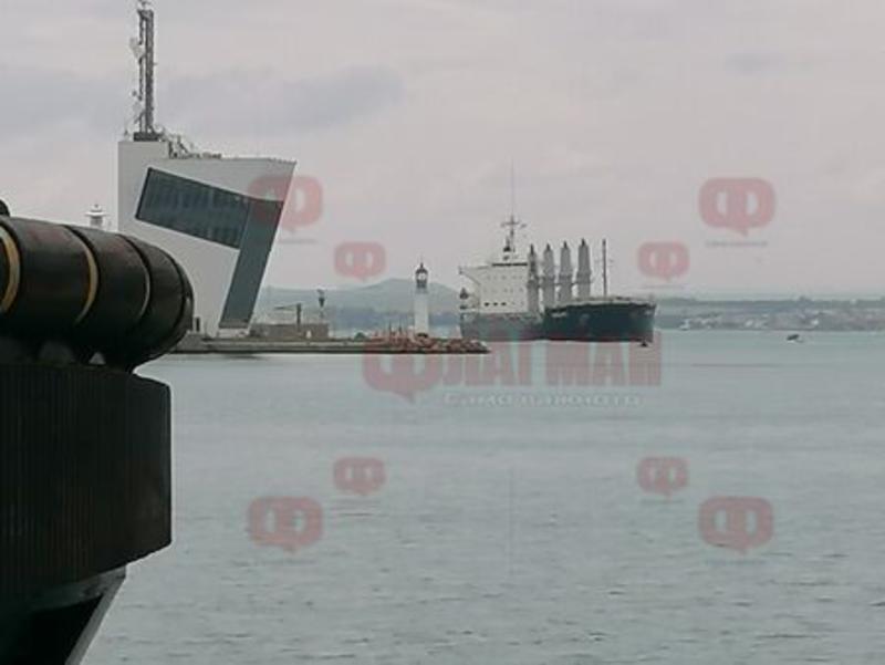 Заседналият край Бургас кораб вече е изтеглен