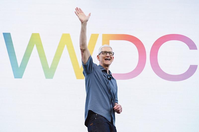 Apple’s Liquid Glass Shatters Tim Cook’s AI Dreams