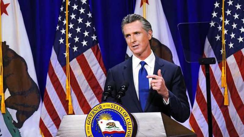 Chi è Gavin Newsom, il governatore democratico della California che Trump sta trasformando in un eroe della resistenza