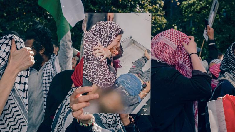 Gaza | Im Al-Shifa-Krankenhaus liegen sieben Babys in einem Bett