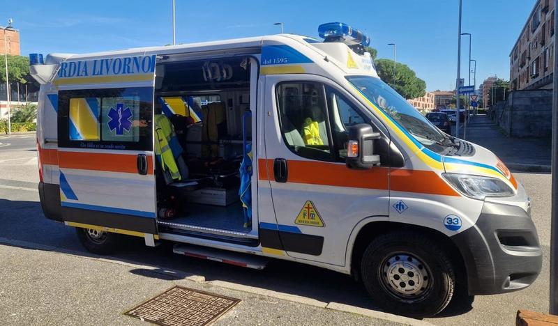 Livorno, lite in strada fra due fidanzati: «Mi hai tradito». Poi si massacrano di botte