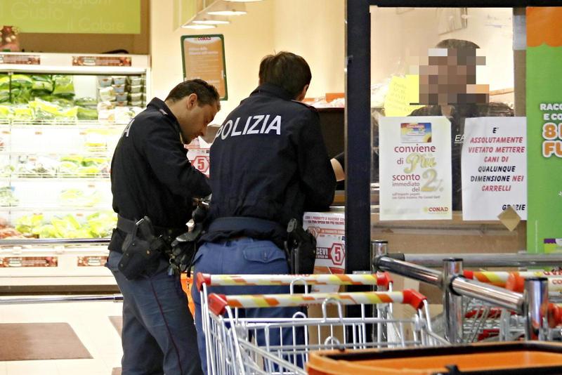 Ruba i polpi surgelati dalla Conad di via Fagiuoli, poi torna per riprendere la bici: preso