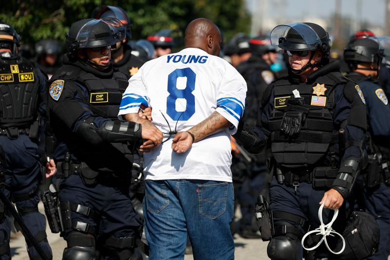 Arresti di massa a Los Angeles, violato il coprifuoco. Trump: “Assalto alla pace”. Newsom: “Sta organizzando una retata militare” /