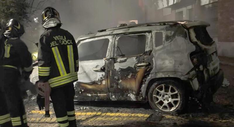 Trovato il piromane che ha dato fuoco alle auto della polizia locale di Colico