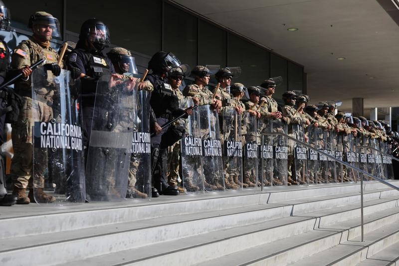 Proteste negli Usa, l’ira di Trump. Arresti di massa a Los Angeles. In Texas la Guardia Nazionale. Tajani: “Pronti a rimpatriare gli italiani, Guantanamo non serve”