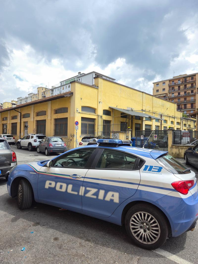 Brescia, picchia la moglie con un bastone: la figlia di 12 anni chiama la polizia e salva la mamma