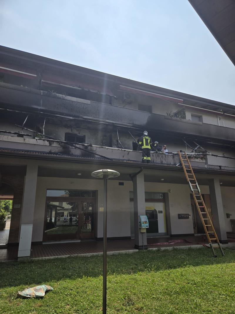 Casa in fiamme a Castello d’Argile, intossicato anche il sindaco /