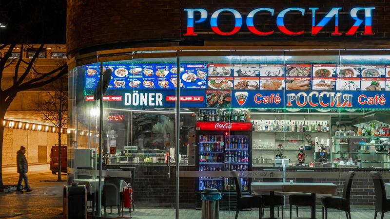 Heimat | Russland-Fahnen und „I love Ukraine“-Caps: Was an diesem Ort möglich ist