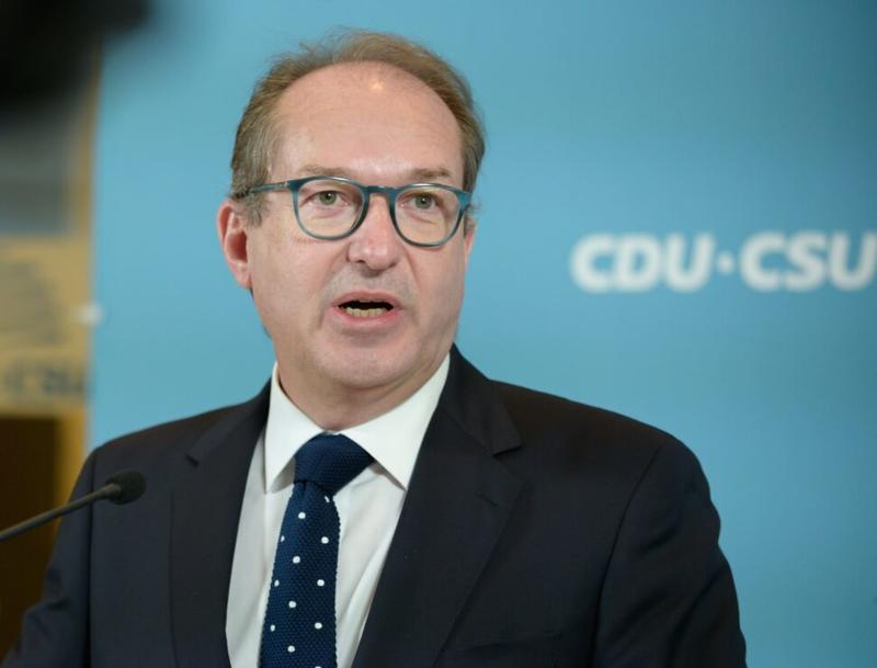 Innenminister Dobrindt widersetzt sich Gerichtsurteil