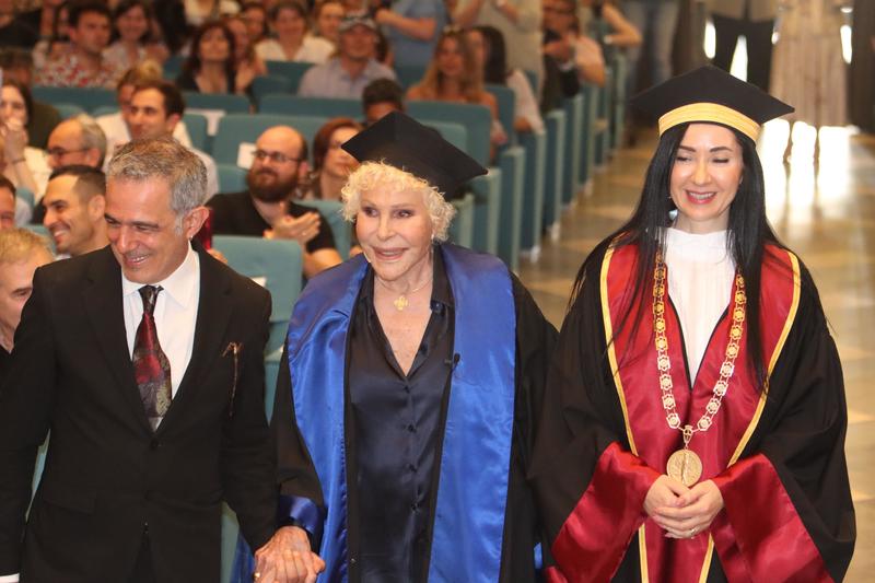 Laurea honoris causa a Ornella Vanoni alla Statale di Milano: “Chissà come sarebbero stati contenti i miei genitori di vedermi dottoressa”