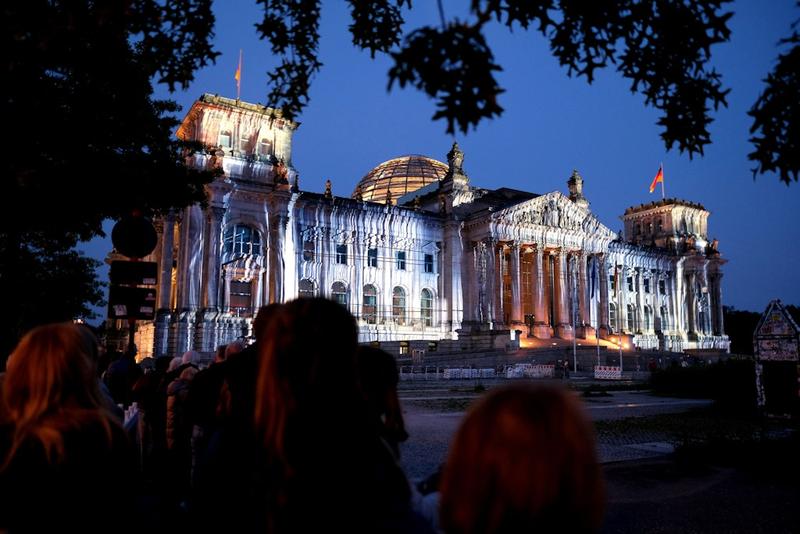 Videoprojektion erinnert an verhüllten Reichstag: Wäre so etwas heute in Berlin möglich?