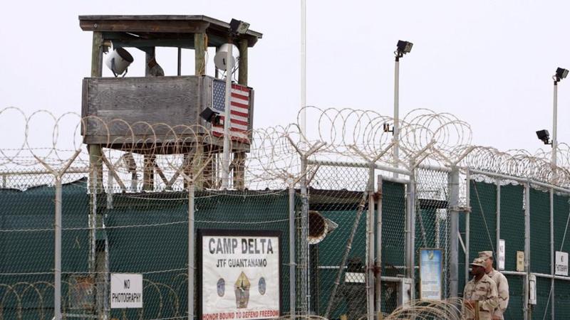 Terroristi in catene, privati del sonno e stressati da cani: cosa fu Guantanamo e perché Trump la rispolvera