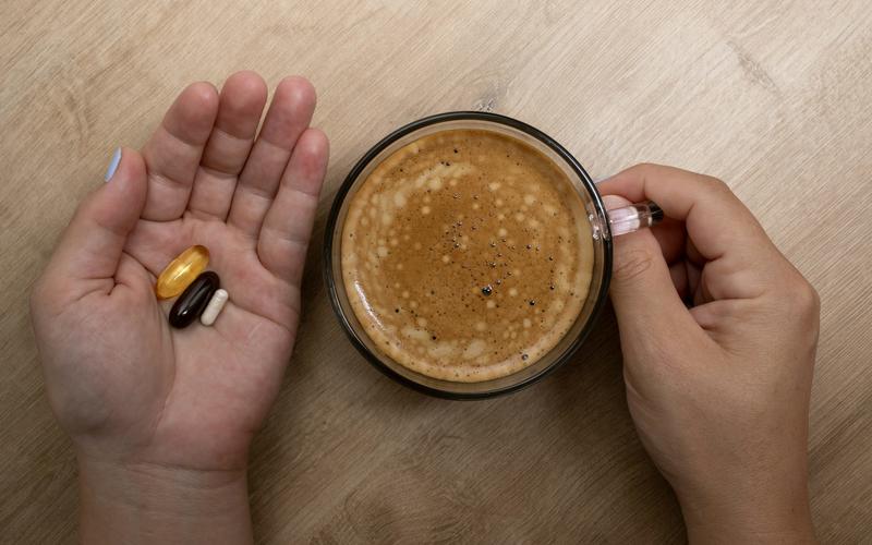 Tomar café puede interferir con la medicación que tomamos y aumentar los efectos secundarios