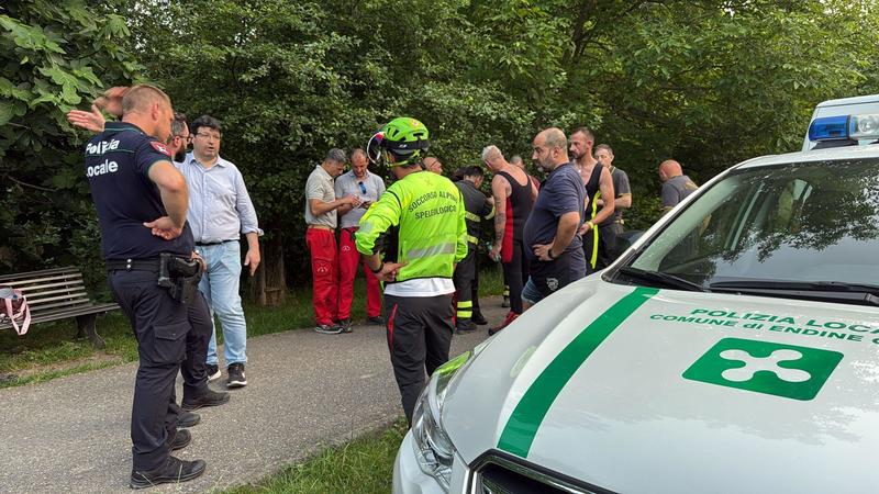 Pescatore milanese scomparso nel laghetto di Rogno: ricerche in corso