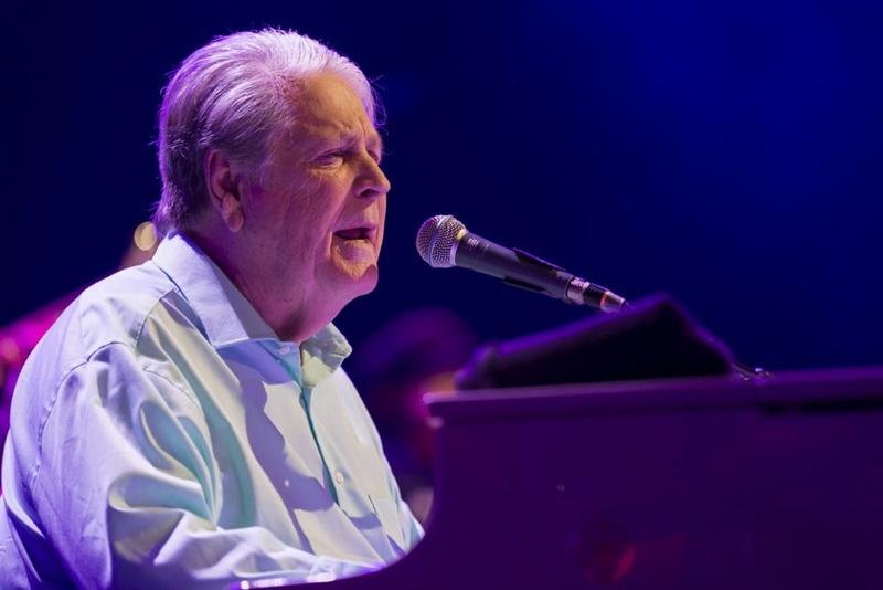 Preminuo legendarni frontmen američke rok grupe „Bič bojs“ Brajan Vilson