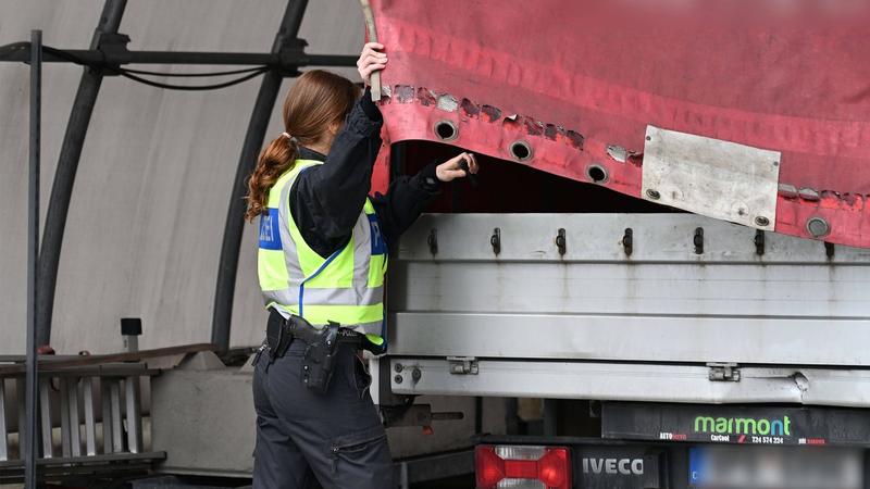 Im Gespräch | Migrationsforscher zu Zurückweisungen an deutscher Grenze: „Eine irre Scheinlösung“