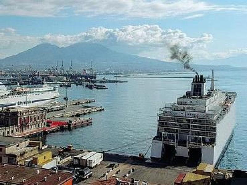 Napoli, il porto avvelenato dalle navi:polveri, azoto e carbone oltre i limiti