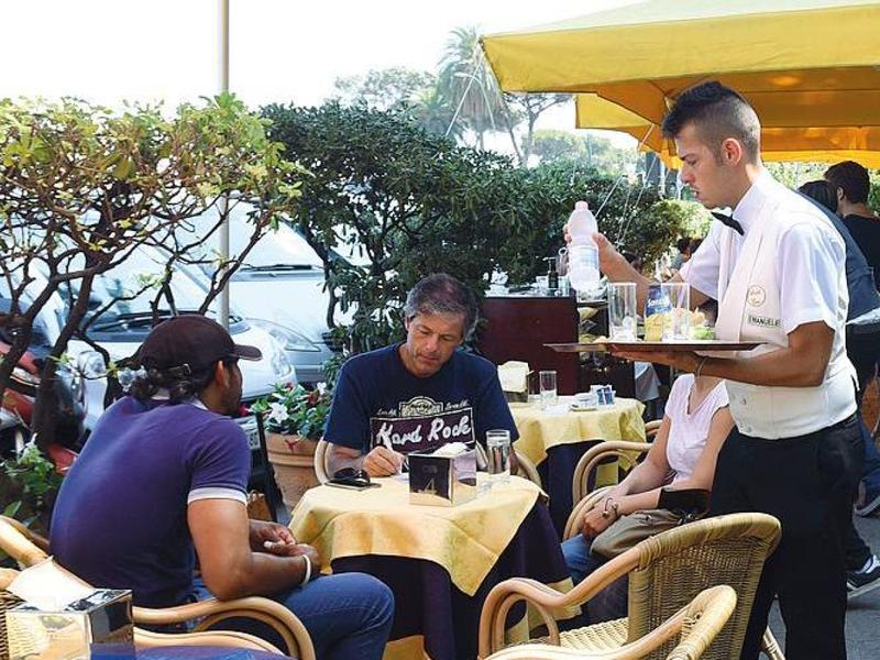 Guerra allaÂ sosta selvaggiain zona chalet: Â«Mergellina libera da auto e motoÂ»
