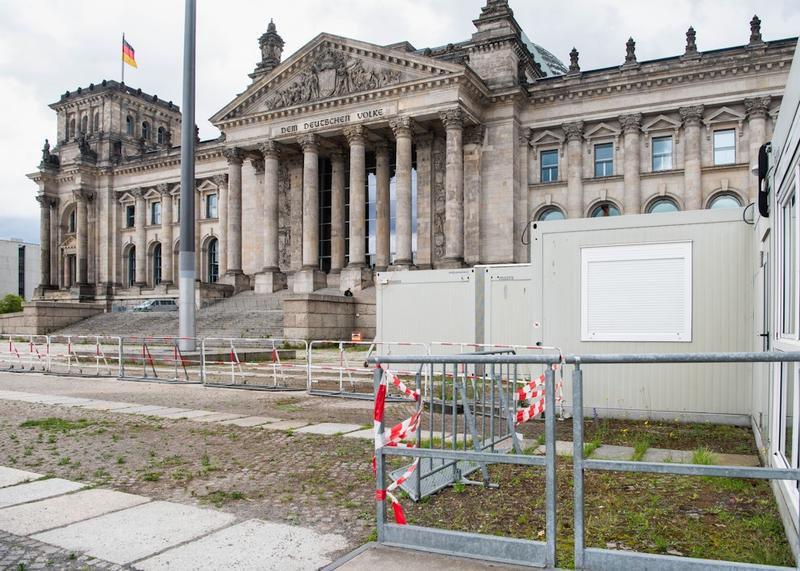 „Schwarz, rot, geil“ war gestern: Vor dem Reichstag regiert nun das Chaos!