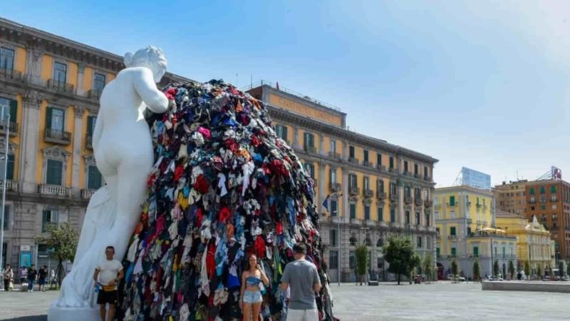 Arte al Municipio, Cicelyn: Â«Sbagliatequelle opere nel vuoto della piazzaÂ»