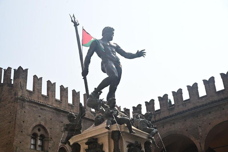 La bandiera della Palestina sul Nettuno