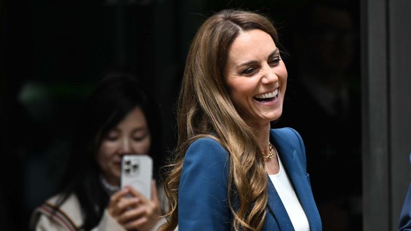 Kate Middleton, il tailleur è perfetto. Ma scivola su un dettaglio