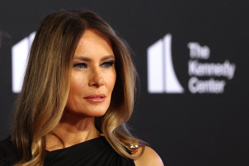 Melania Trump, ritorno in grande stile mano nella mano col marito Donald