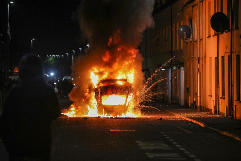 Irlanda del Nord, caccia allo straniero per la terza notte di seguito. Assaltato centro per immigrati