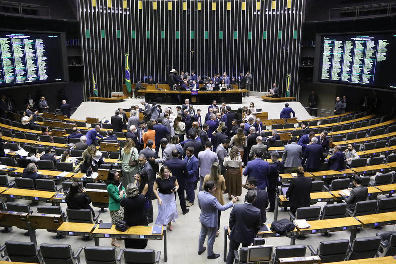 Que tal os congressistas cortarem na própria carne?