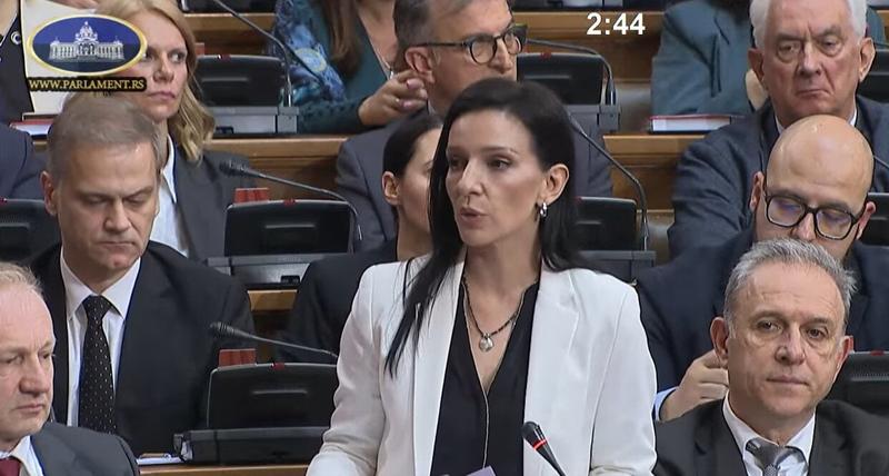 Prvi put Vučić nije onako huliganski mahao pesnicama